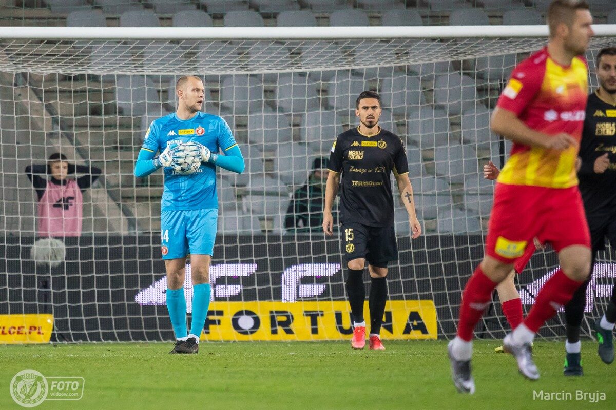 Jakub Wrąbel i Krystian Nowak w meczu Korona Kielce - Widzew Łódź/fot. Marcin Bryja, widzew.com