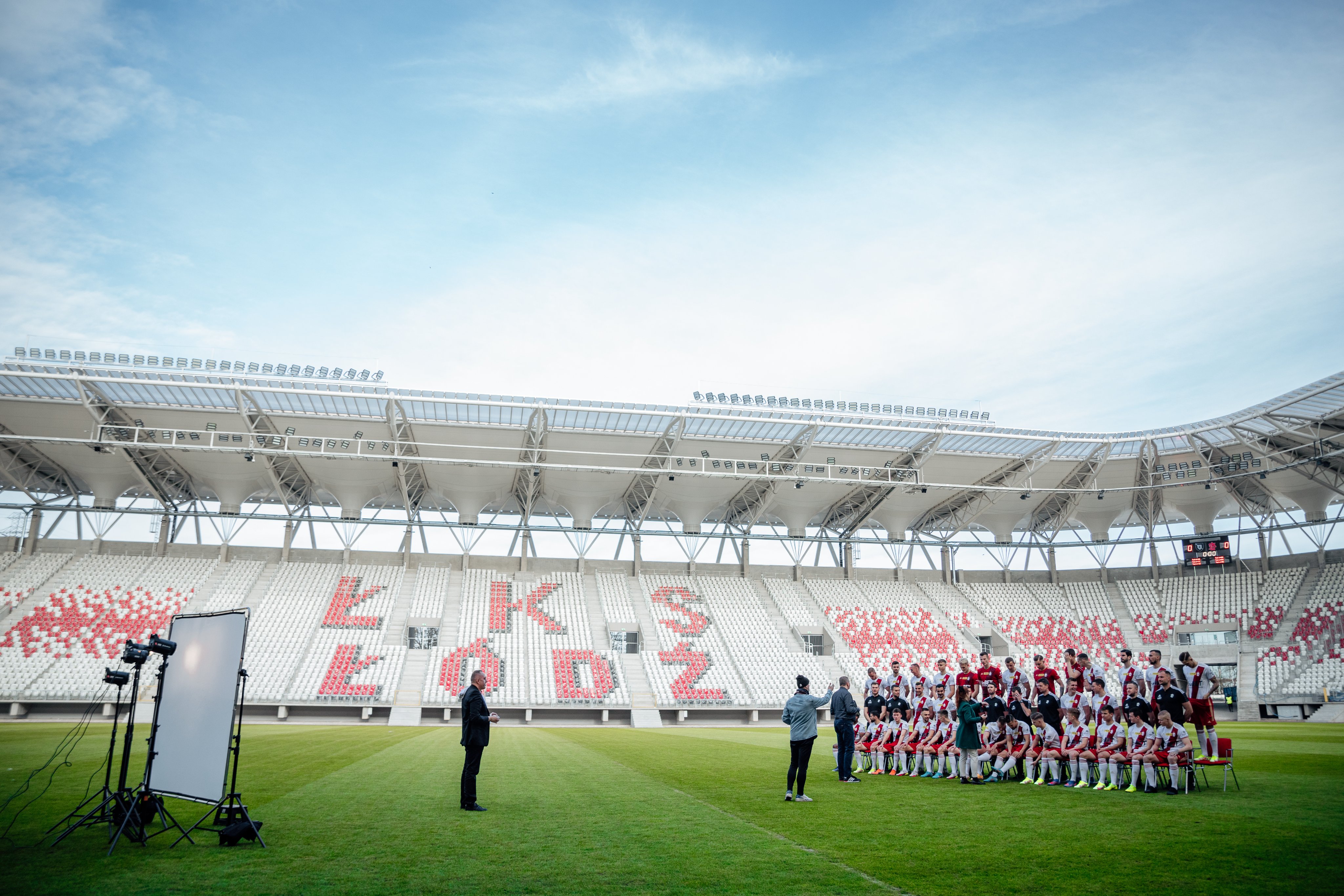 ŁKS po wiosennej sesji fotograficznej - Zdjęcie główne