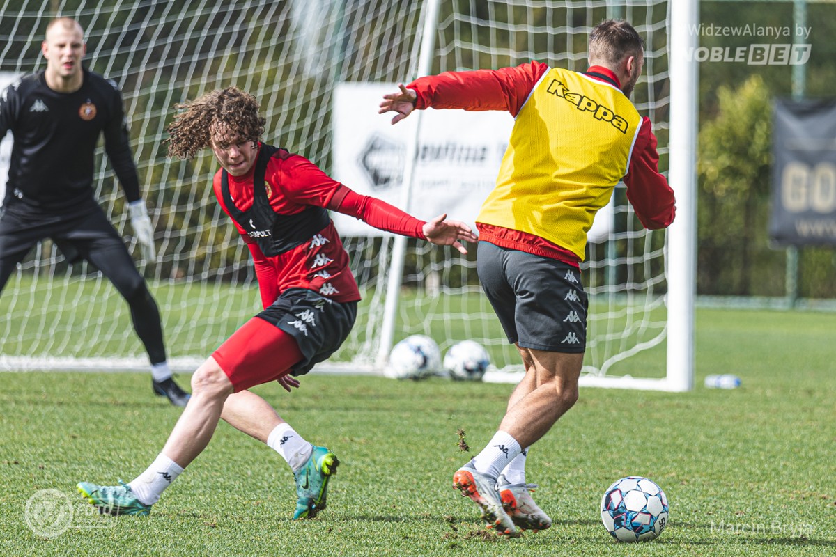 Sparingi Widzewa w Turcji w pełnym słońcu - Zdjęcie główne