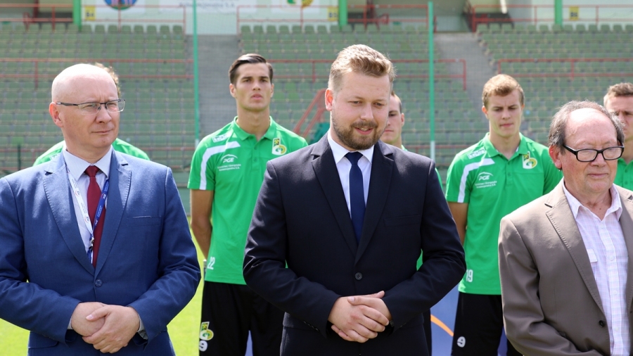 Zbigniew Fałek (z lewej) i Alan Paczuszka (w środku) podali się do dymisji Fot. gksbelchatow.com