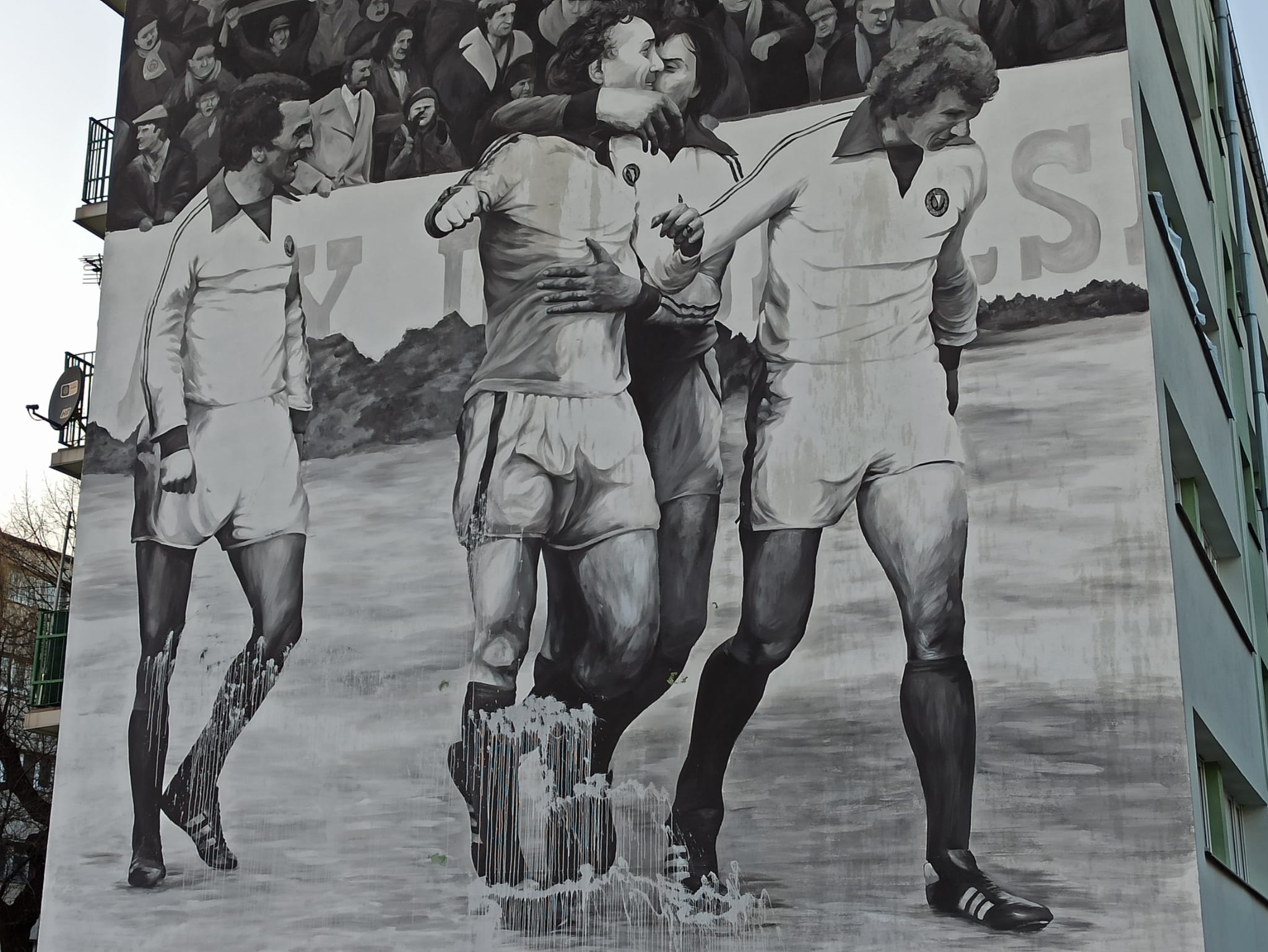 Zniszczony mural Widzewa (15.03.2022)