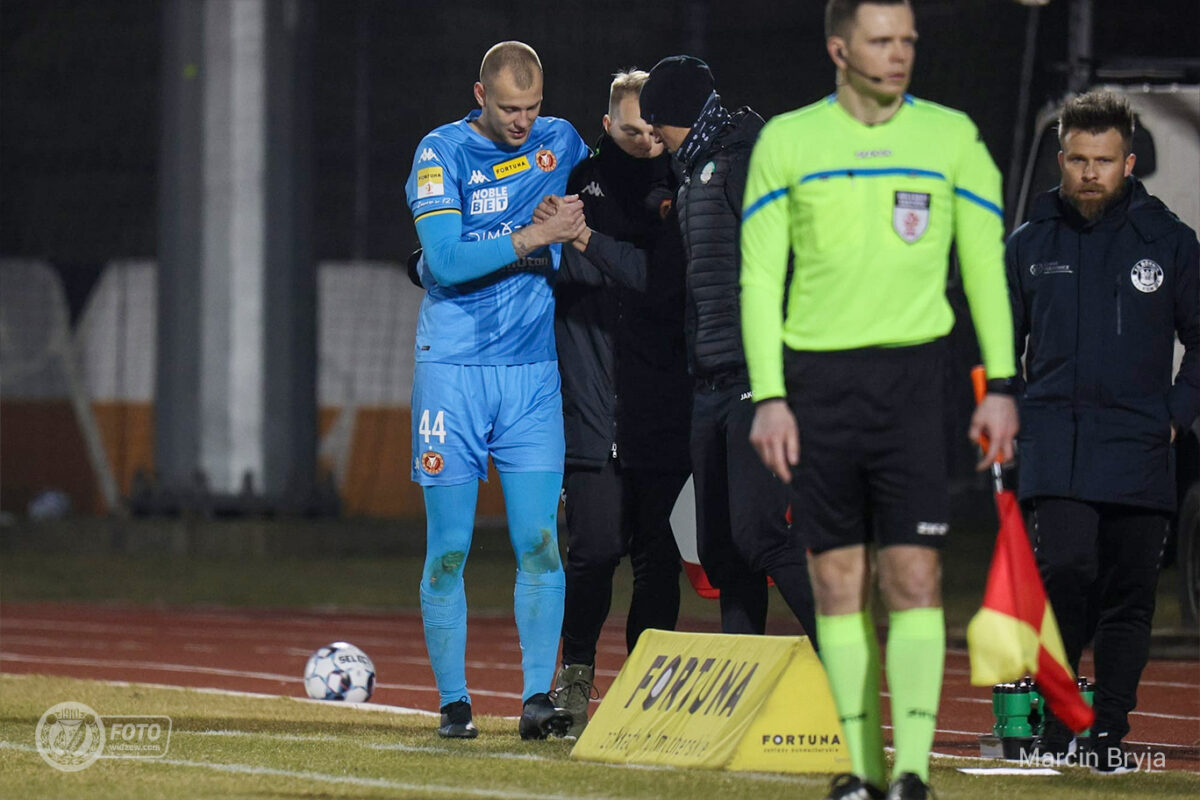 Jakub Wrąbel z Widzewa doznał kontuzji w meczu z Górnikiem Polkowice/fot. Marcin Bryja, widzew.com
