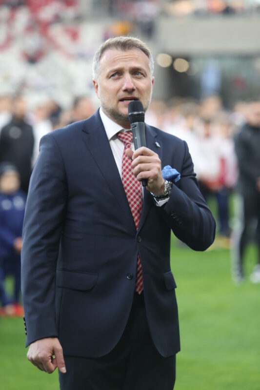 Tomasz Salski przemawiał do kibiców podczas ceremonii otwarcia nowego stadionu, fot. Marian Zubrzycki