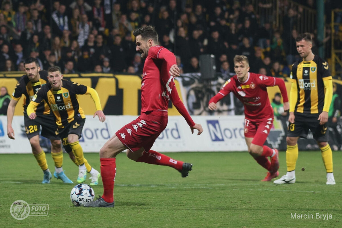 GKS Katowice - Widzew Łódź 0:2. Marek Hanousek strzela gola z rzutu karnego/fot. Marcin Bryja, widzew.com