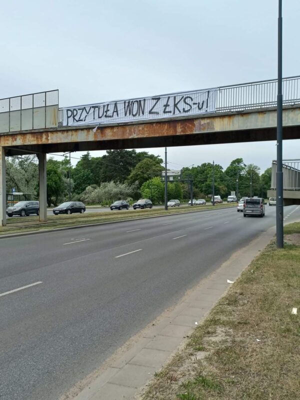 Transparent rozwieszony przez kibiców ŁKS-u nad Trasą W-Z