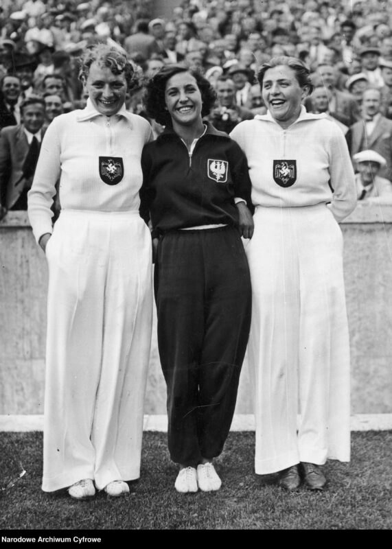 Od lewej: od lewej: Tilly Fleischer (złoto), Maria Kwaśniewska (brąz) oraz Luise Kruger (srebro) - medalistki olimpijskiego konkursu w rzucie oszczepem. Berlin, 1936 rok, fot. Narodowe Archiwum Cyfrowe