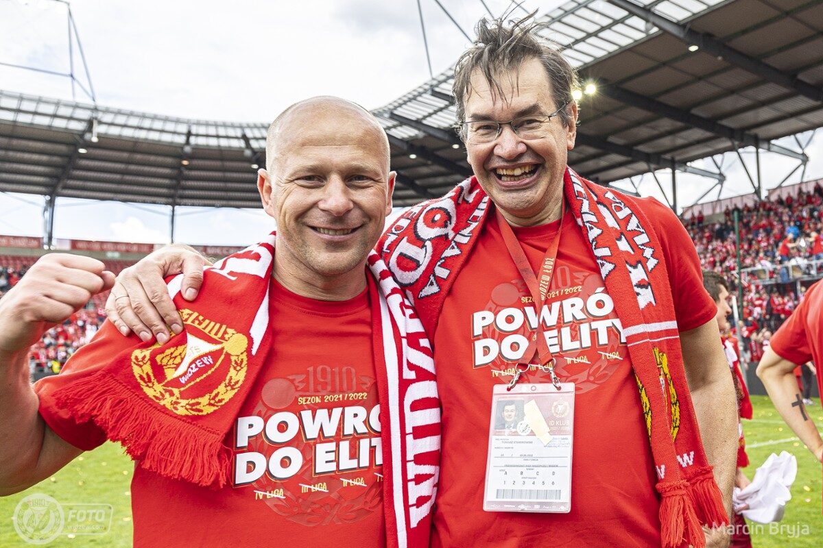 Trener Janusz Niedźwiedź i większościowy udziałowiec Widzewa Tomasz Stamirowski (fot. Marcin Bryja / widzew.com)