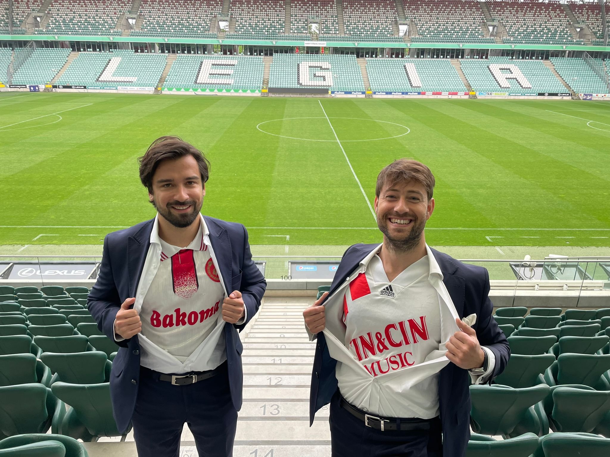 Wiceprezydent Łodzi w koszulce Widzewa na stadionie Legii - Zdjęcie główne