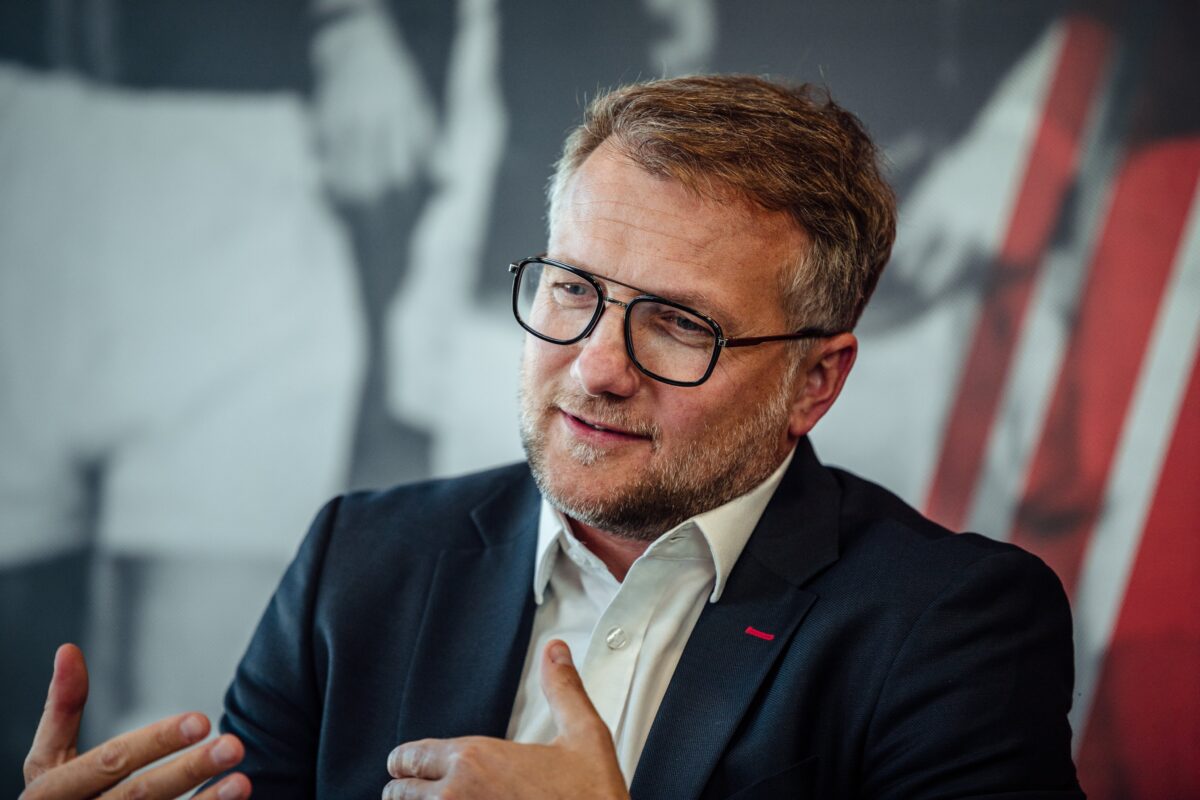 Tomasz Salski podczas środowej konferencji prasowej, fot. ŁKS Łódź