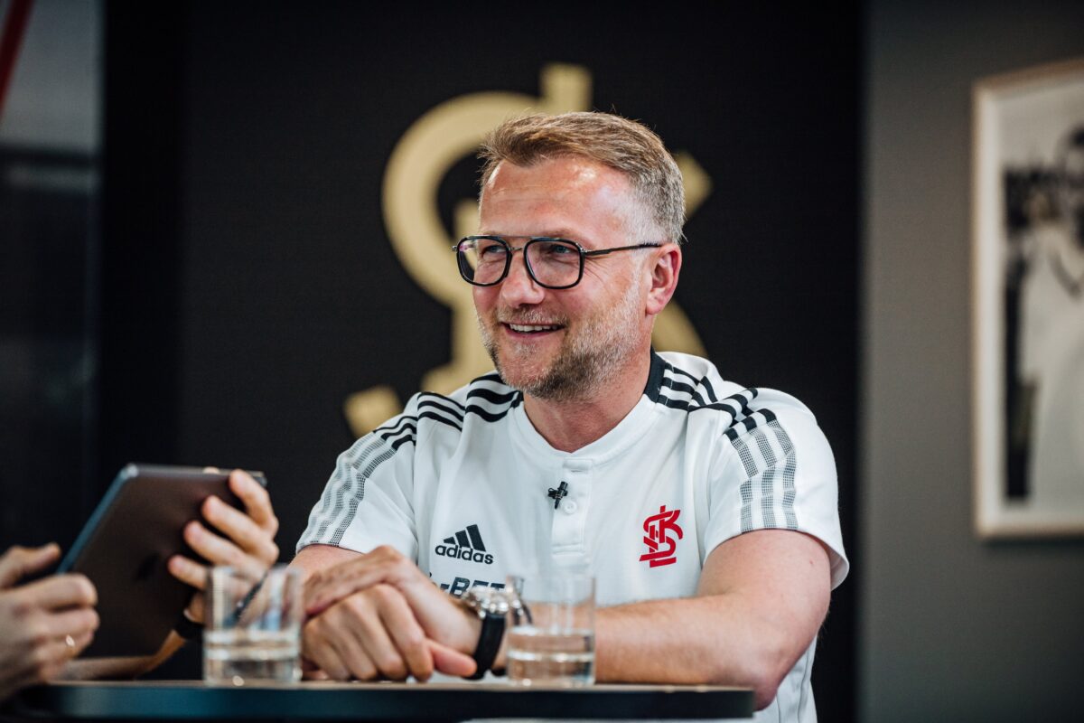 Tomasz Salski podczas niedzielnego programu nadawanego na żywo na antenie ŁKS TV, fot. ŁKS Łódź