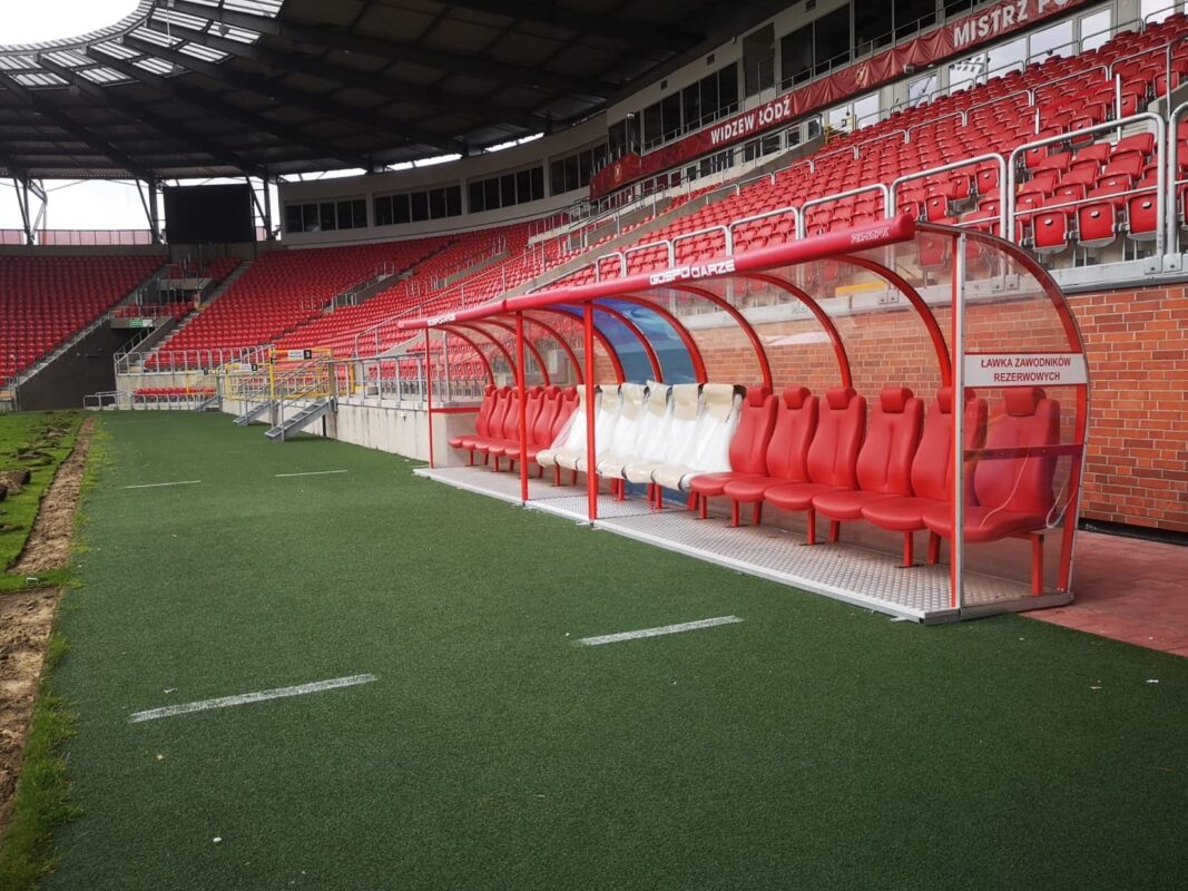 Nowe ławki na stadionie Widzewa. Fot. Stadion Miejski w Łodzi/Facebook