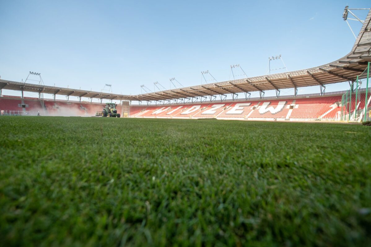 Nowa murawa na stadionie Widzewa tuż po montażu / fot. www.lodz.pl