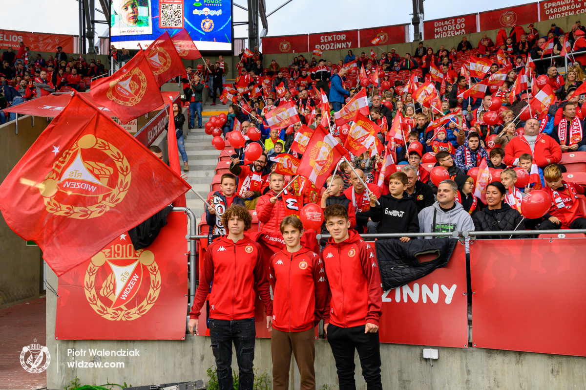 Adam Dębiński, Ignacy Dawid i Filip Zawadzki pod sektorem rodzinnym na stadionie Widzewa, fot. Piotr Walendziak, widzew,com