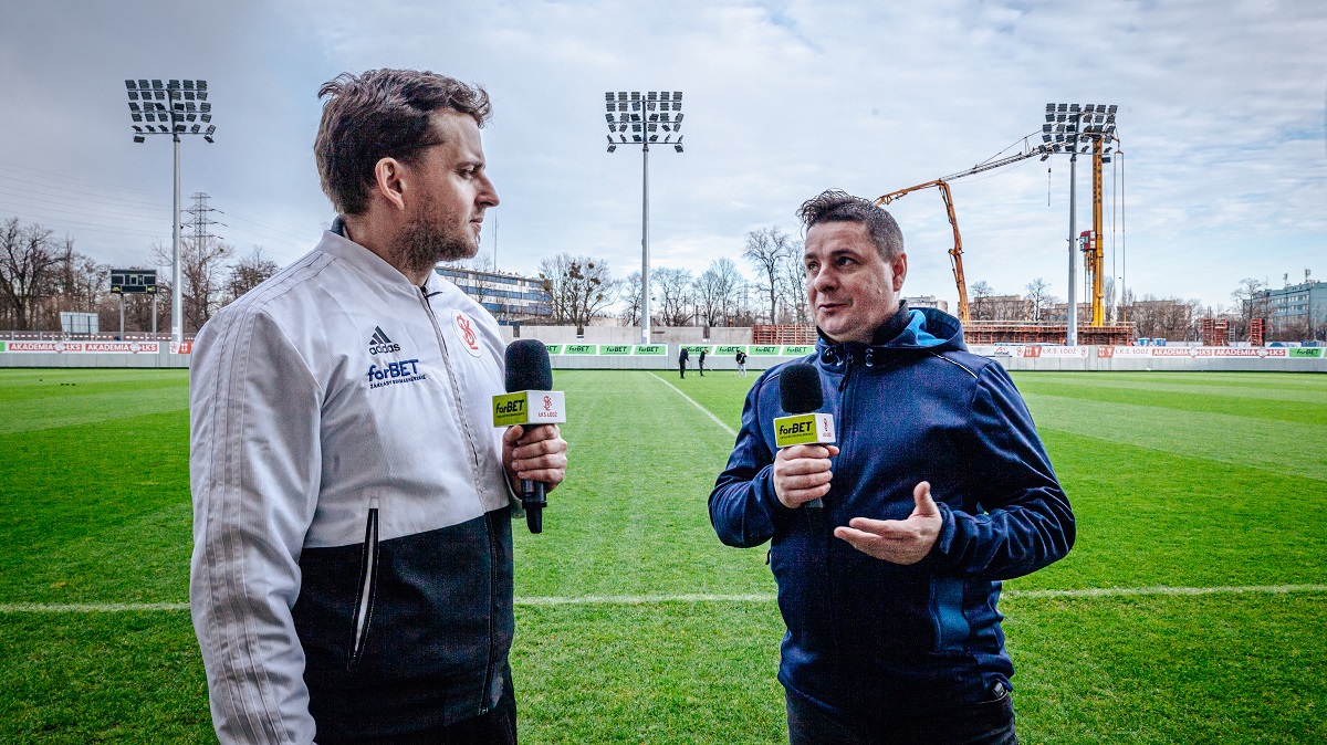 Andrzej Trojan przed kamerą ŁKS TV, fot. ŁKS Łódź