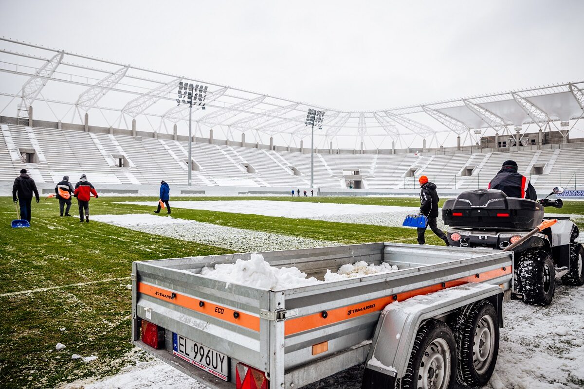 Odśnieżanie murawy przed meczem ŁKS-Legia, luty 2021 r., fot. ŁKS Łódź