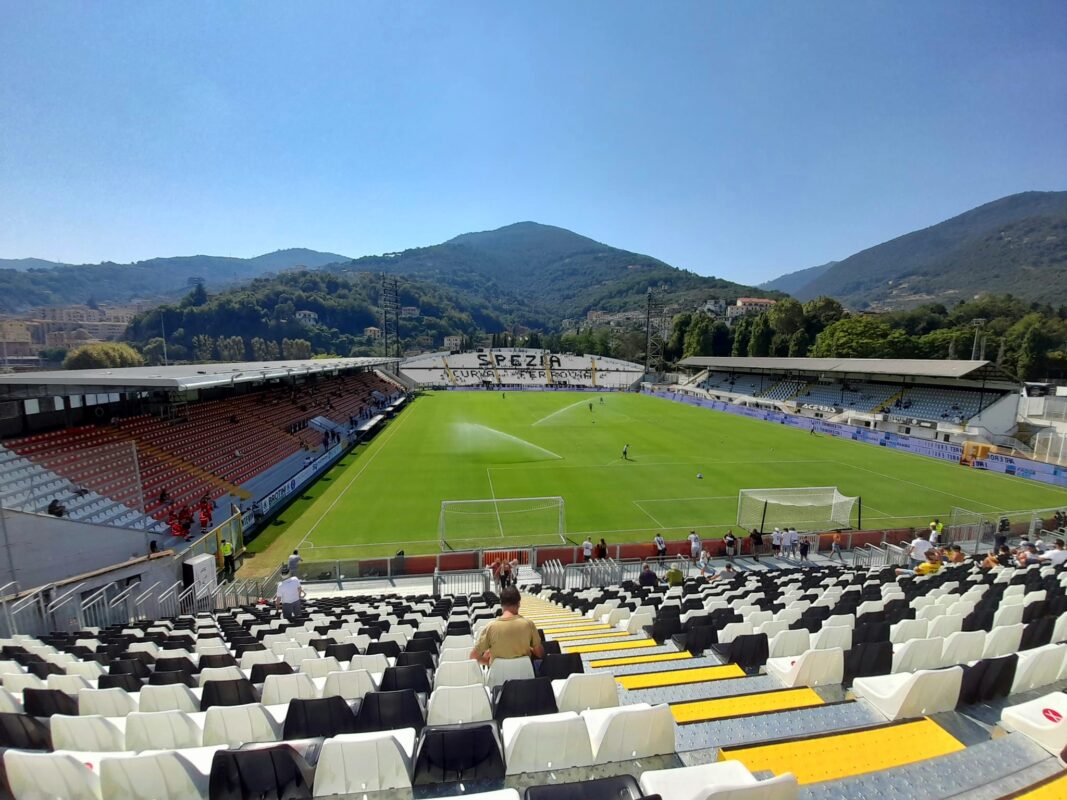Stadio Alberto Picco na którym swoje mecze rozgrywa Spezia Calcio zachwyca widokiem na okoliczne wzgórza, ale odstaje od standardu Serie A, fot. IVSP1972 / CC BY-SA 4.0