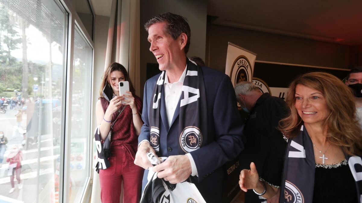 Robert Platek w budynku klubowym Spezia Calcio. Z telefonem w ręku córka Platka, Amanda, zaangażowana w przeszłości w zarządzanie SønderjyskE, fot. Spezia Calcio