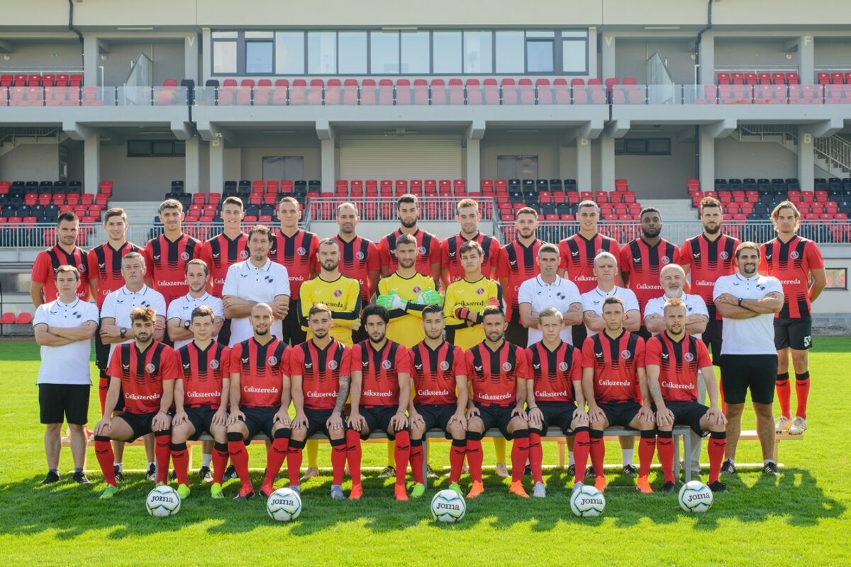 Piłkarze FK Csíkszereda Miercurea Ciuc na tle nowej trybuny