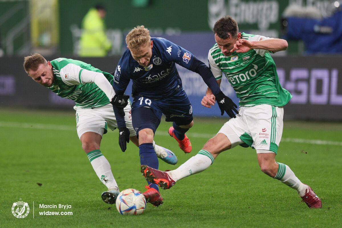 Bartłomiej Pawłowski i Jakub Bartkowski walczą o piłkę w meczu Lechia - Widzew / fot. Marcin Bryja, widzew.com