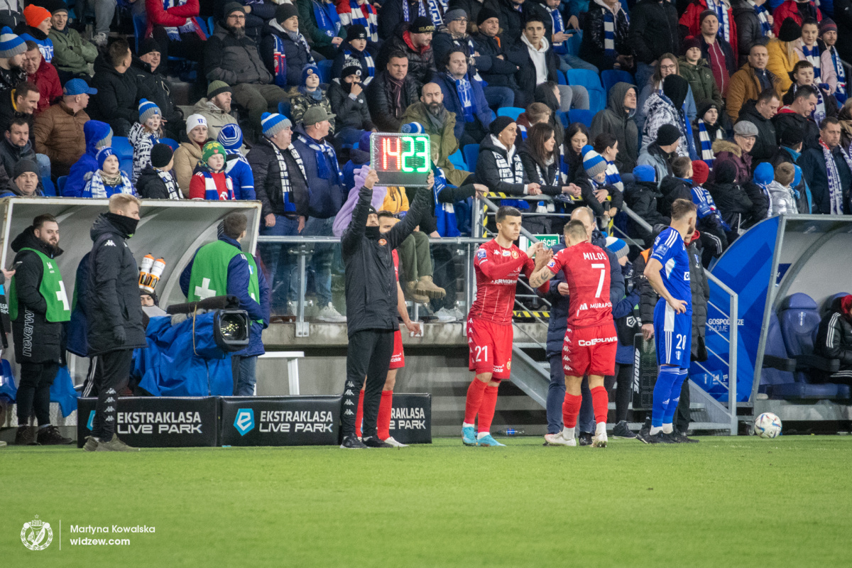 Jakub Sypek zmienia Mato Milosa/fot. Martyna Kowalska, widzew.com