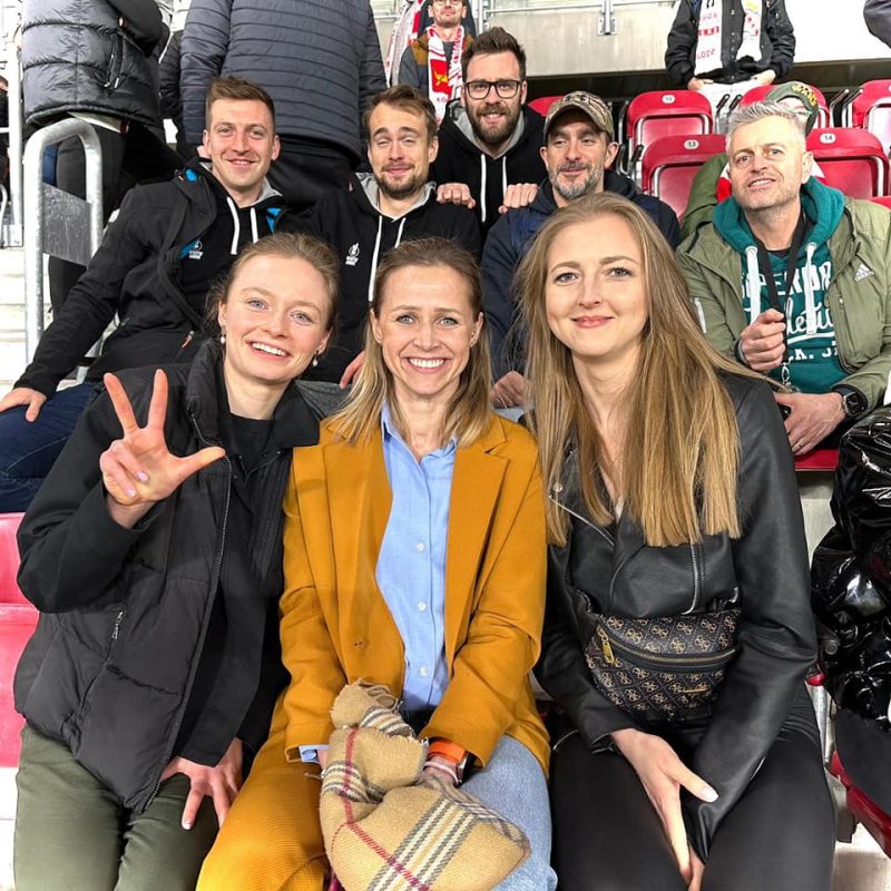 Siatkarki ŁKS-u Commercecon (od prawej: Kamila Witkowska, Paulina Maj-Erwardt, Kinga Drabek) oglądały wraz ze sztabem szkoleniowym zwycięstwo piłkarzy ŁKS-u nad Podbeskidziem, fot. FB / @lkscommerceconlodz