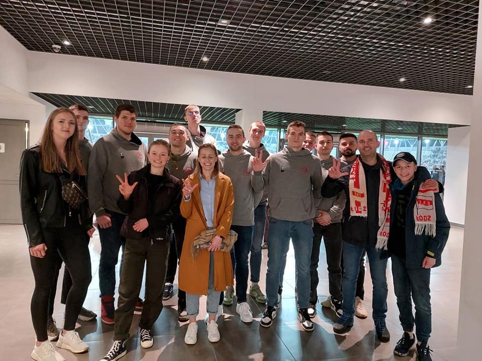 Wspólne zdjęcie koszykarzy i siatkarek ŁKS-u podczas meczu ŁKS-Podbeskidzie na Stadionie Króla, fot. FB / @lkscommerceconlodz