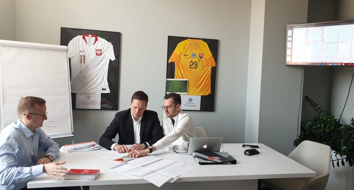 Spotkanie robocze ws. budowy ośrodka Widzewa w Bukowcu. Od lewej Mateusz Dróżdż, Radosław Agaciak i Maciej Szymański/fot. Gmina Brójce - portal informacyjny