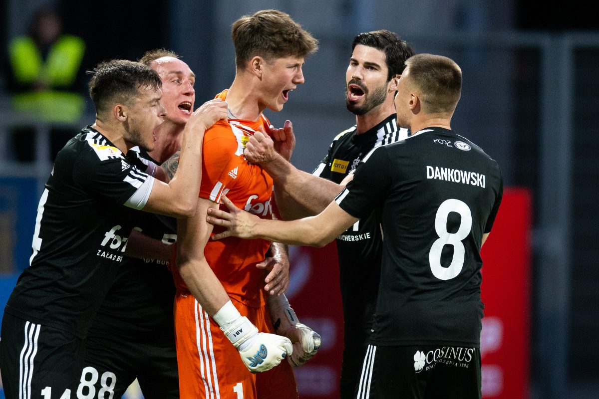 Wychowanek ŁKS-u, Aleksander Bobek wyjątkowo emocjonalnie przeżywał zwycięstwo w Gdyni, fot. Mateusz Słodkowski / Cyfrasport / Materiały prasowe ŁKS Łódź