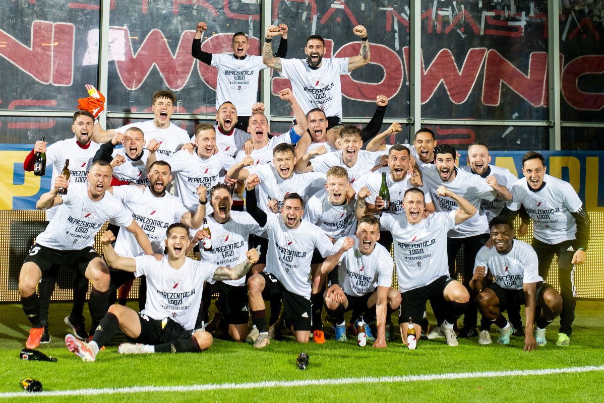 Nagroda za trud całego sezonu - piłkarze ŁKS-u świętują wraz z kibicami upragniony awans do Ekstraklasy, fot. Mateusz Słodkowski / Cyfrasport / Materiały prasowe ŁKS Łódź