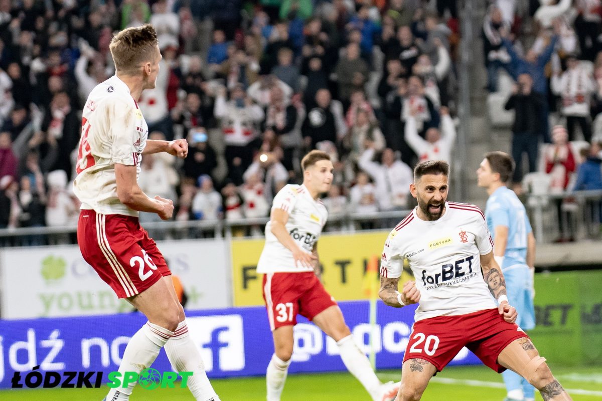 Piłkarze ŁKS-u świętują bramkę podczas meczu z Wisłą Kraków, fot. Paweł Piotrowski / Łódzki Sport