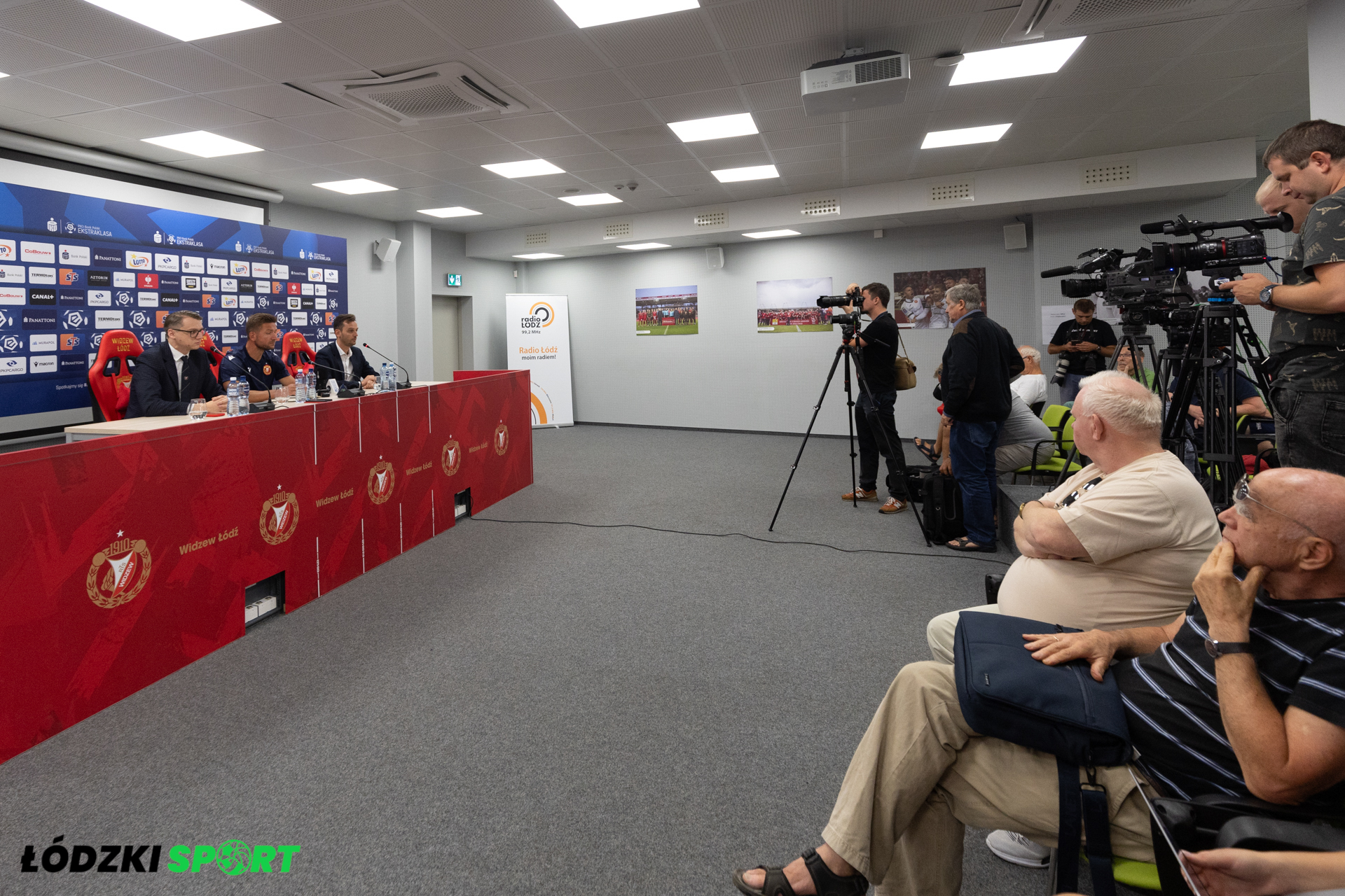 Tego jeszcze nie było! Koło fortuny na konferencji Widzewa. O co chodziło? - Zdjęcie główne