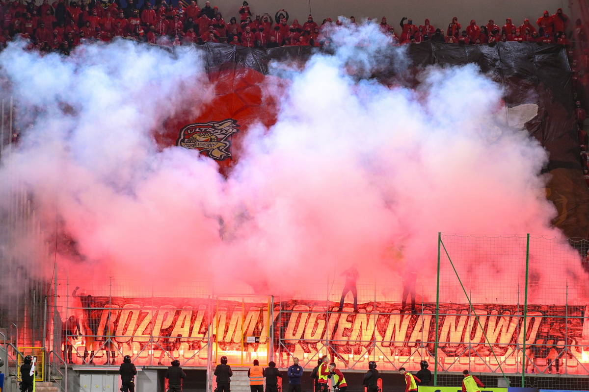 Pokaz bezmyślności w sektorze Widzewa. Ucierpiał stadion Śląska - Zdjęcie główne