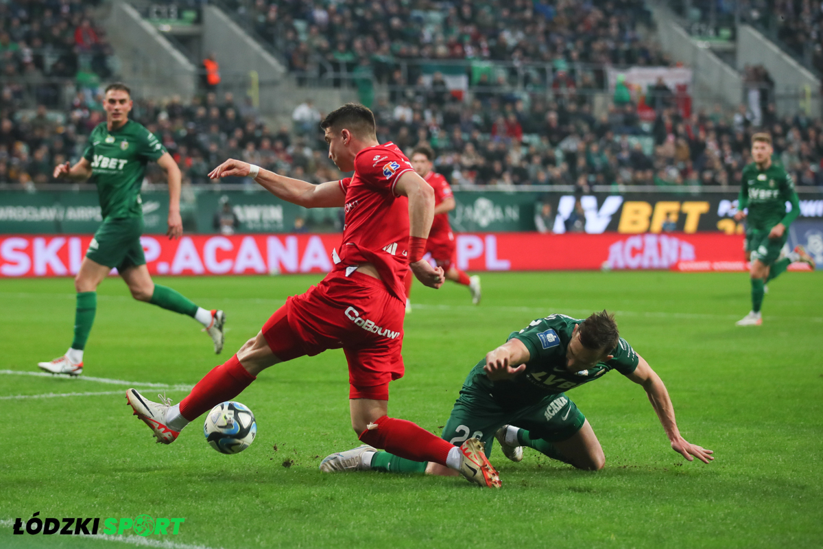 Widzew wygrywa po kontrowersyjnej decyzji sędziego - Zdjęcie główne