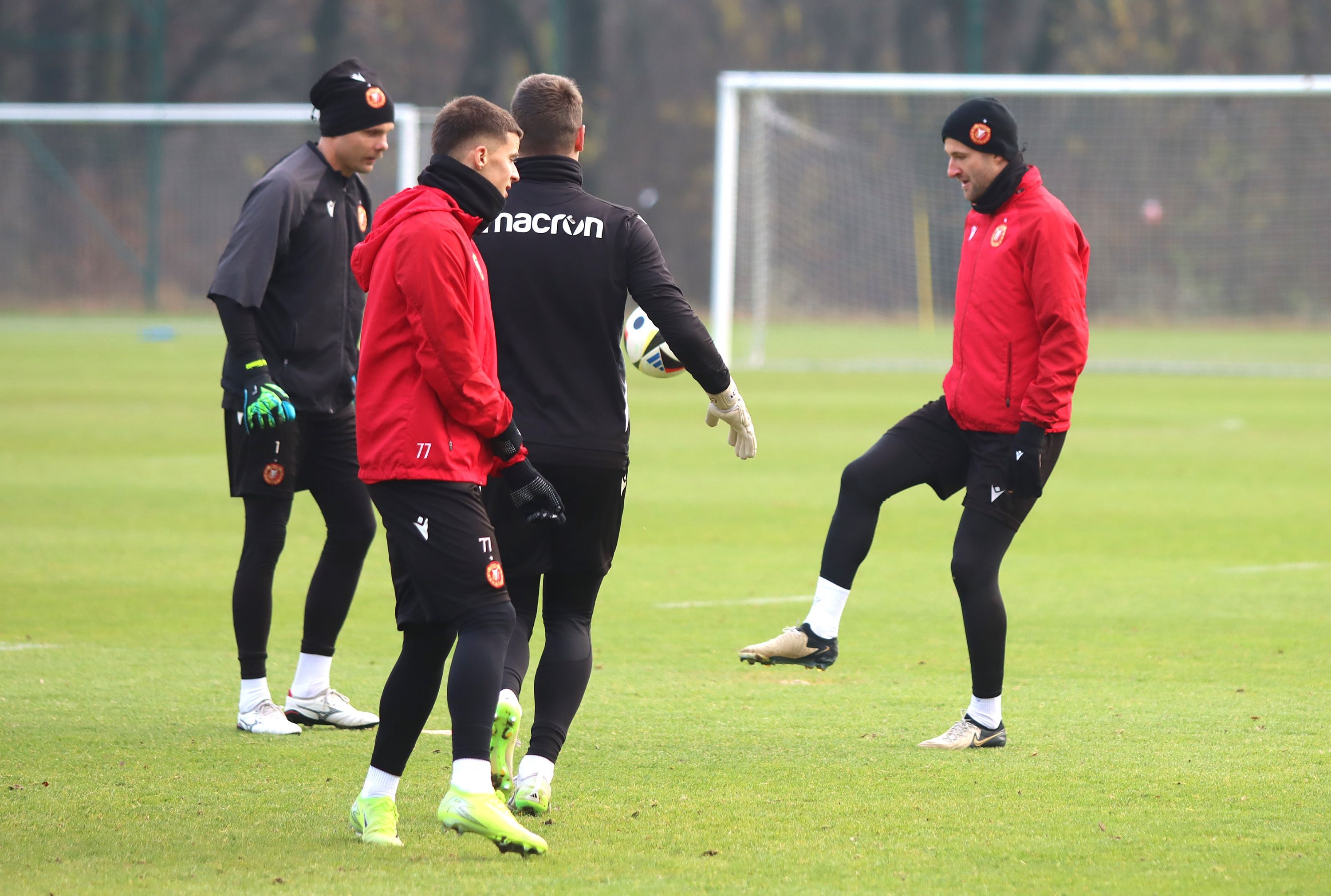 Trening-Widzewa-przed-Rakowem2.jpg