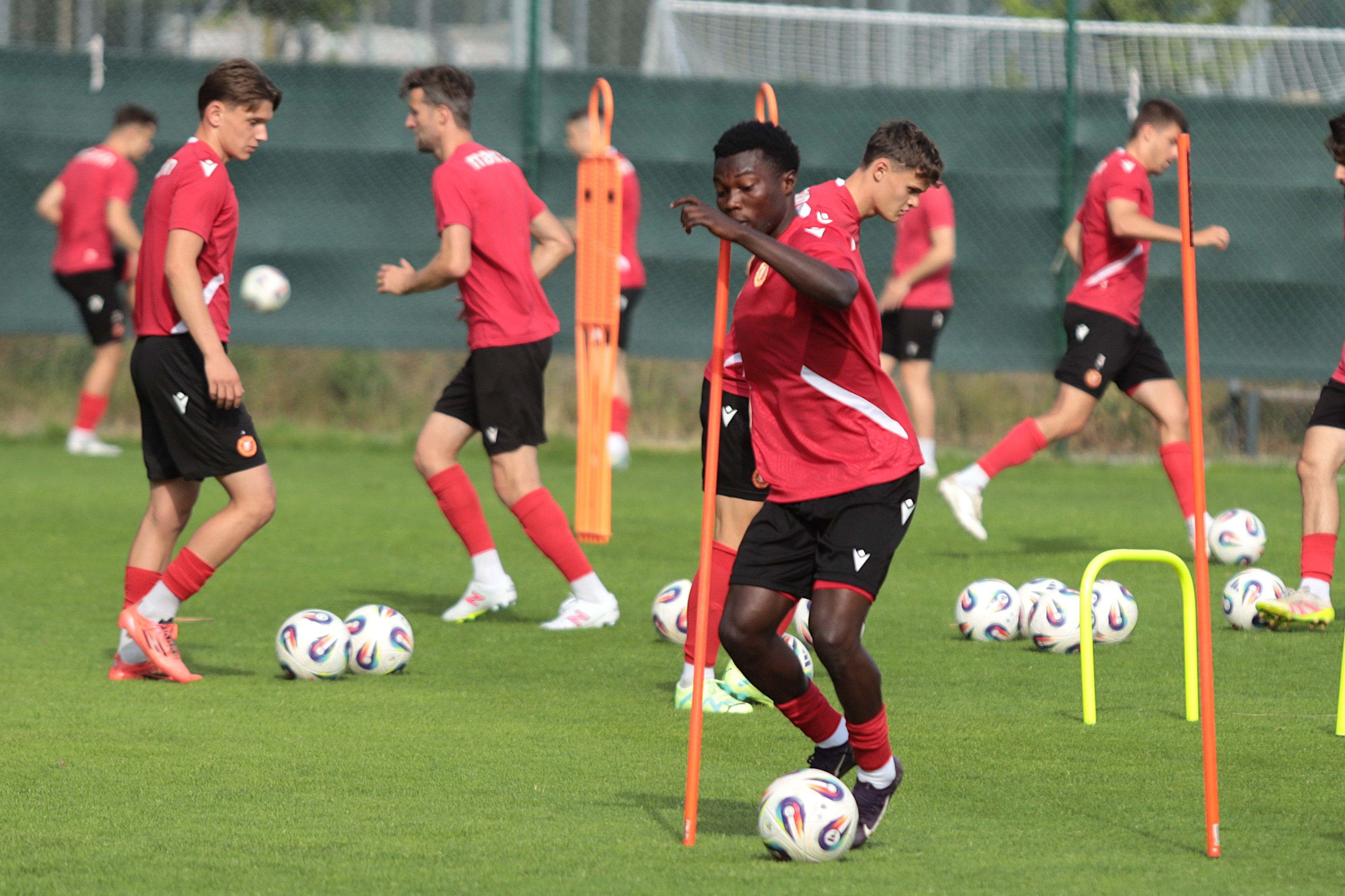 Trening-Widzewa-Lodz.-Samuel-Akere.jpg