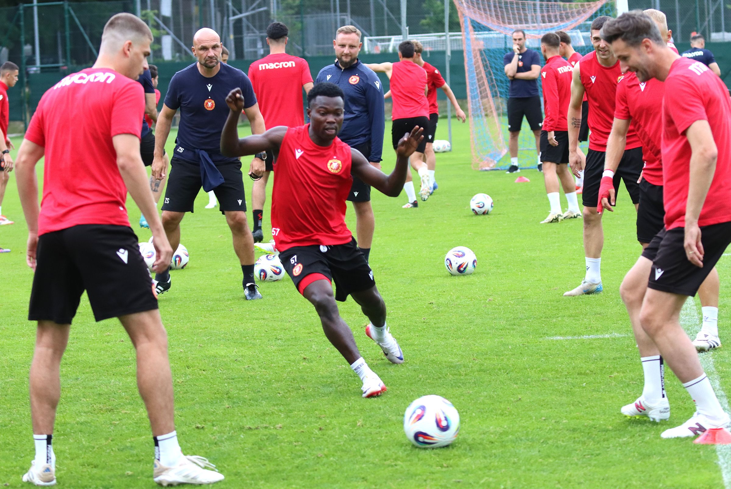 Trening-Widzewa-przed-1.-kolejka.-Samuel-Akere-2.jpg