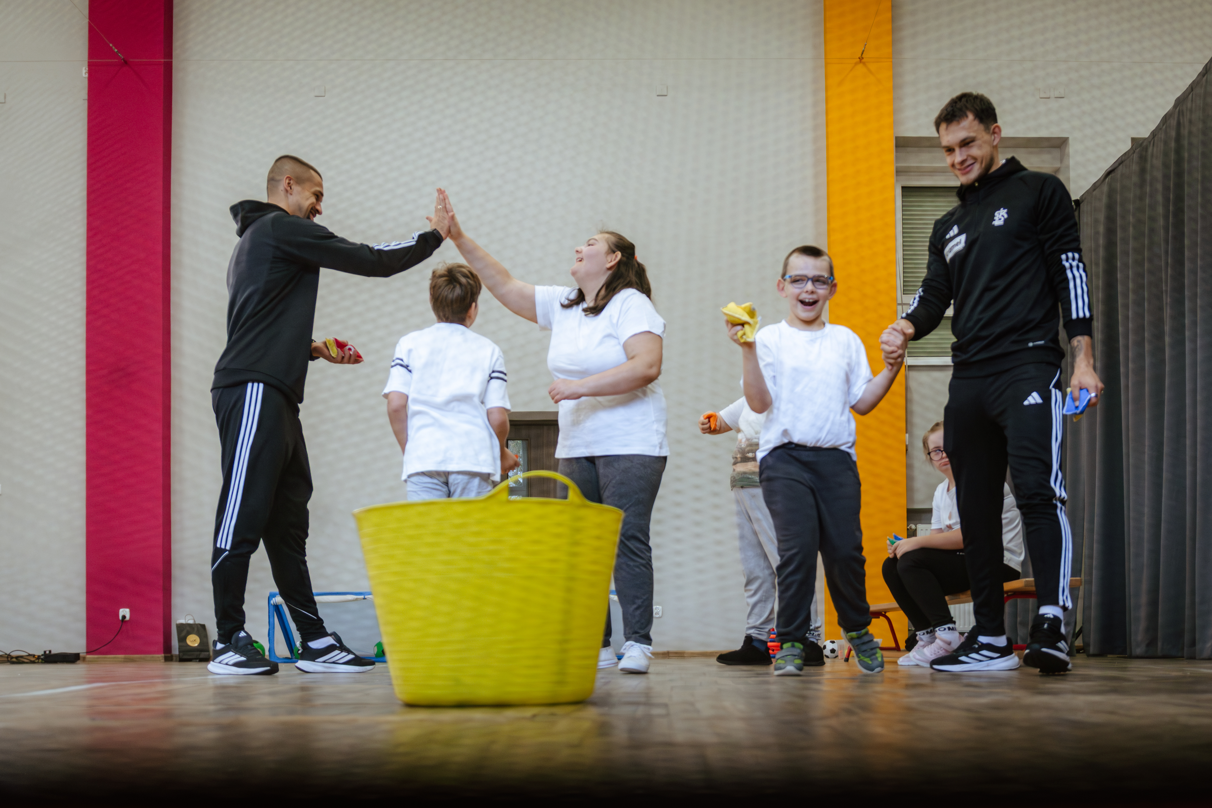 LKS-Lodz-odwiedzil-Fundacje-Kolorowy-Swiat4.jpg