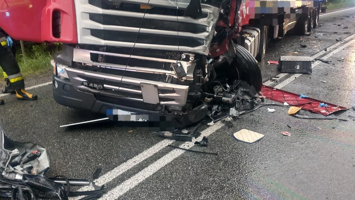 Tragedia w Łódzkiem, nie żyje kobieta, jest wielu rannych. Służby wyznaczyły objazdy