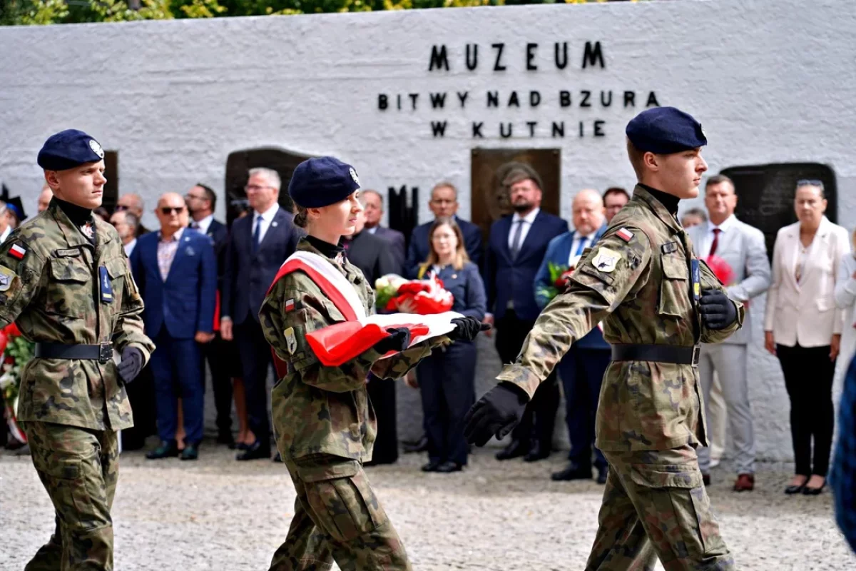 W Kutnie zawyły syreny. Oddali hołd ofiarom II wojny światowej (ZDJĘCIA)
