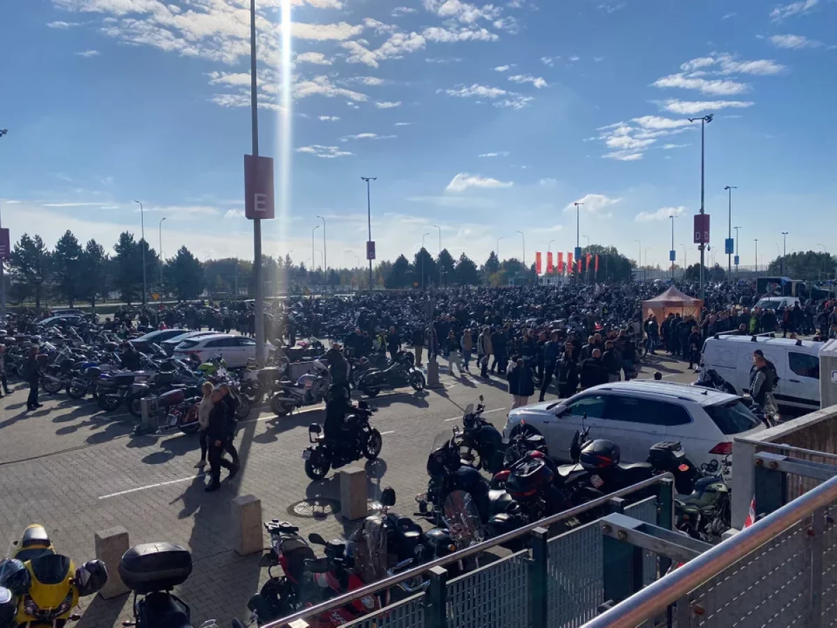 Ryk silników i tysiące pasjonatów motocykli w Łodzi. Tak sezon motocyklowy 2026 pożegnali miłośnicy dwóch kółek z całej Polski