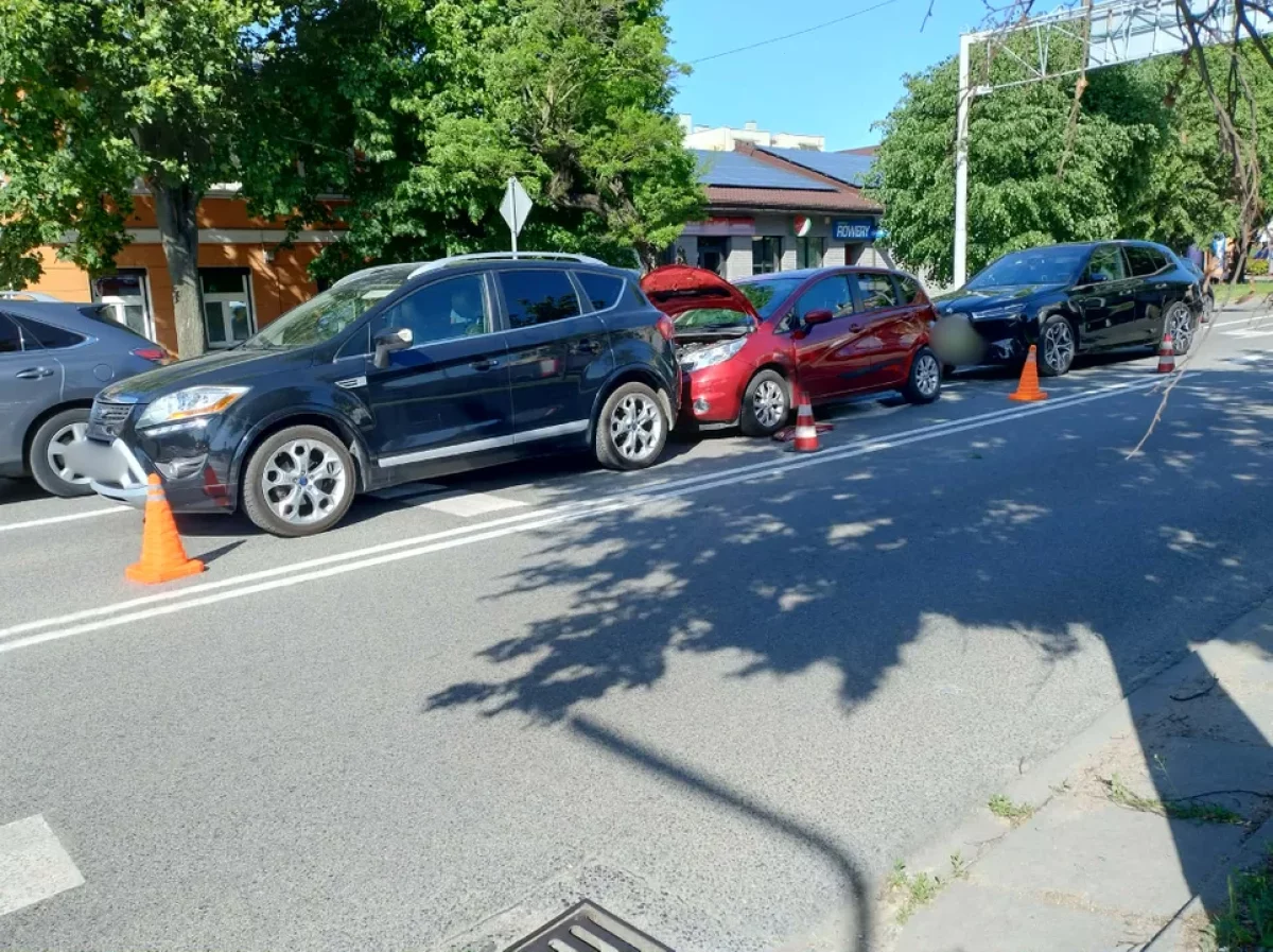 Wypadek w centrum miasta. Na miejscu pracują służby