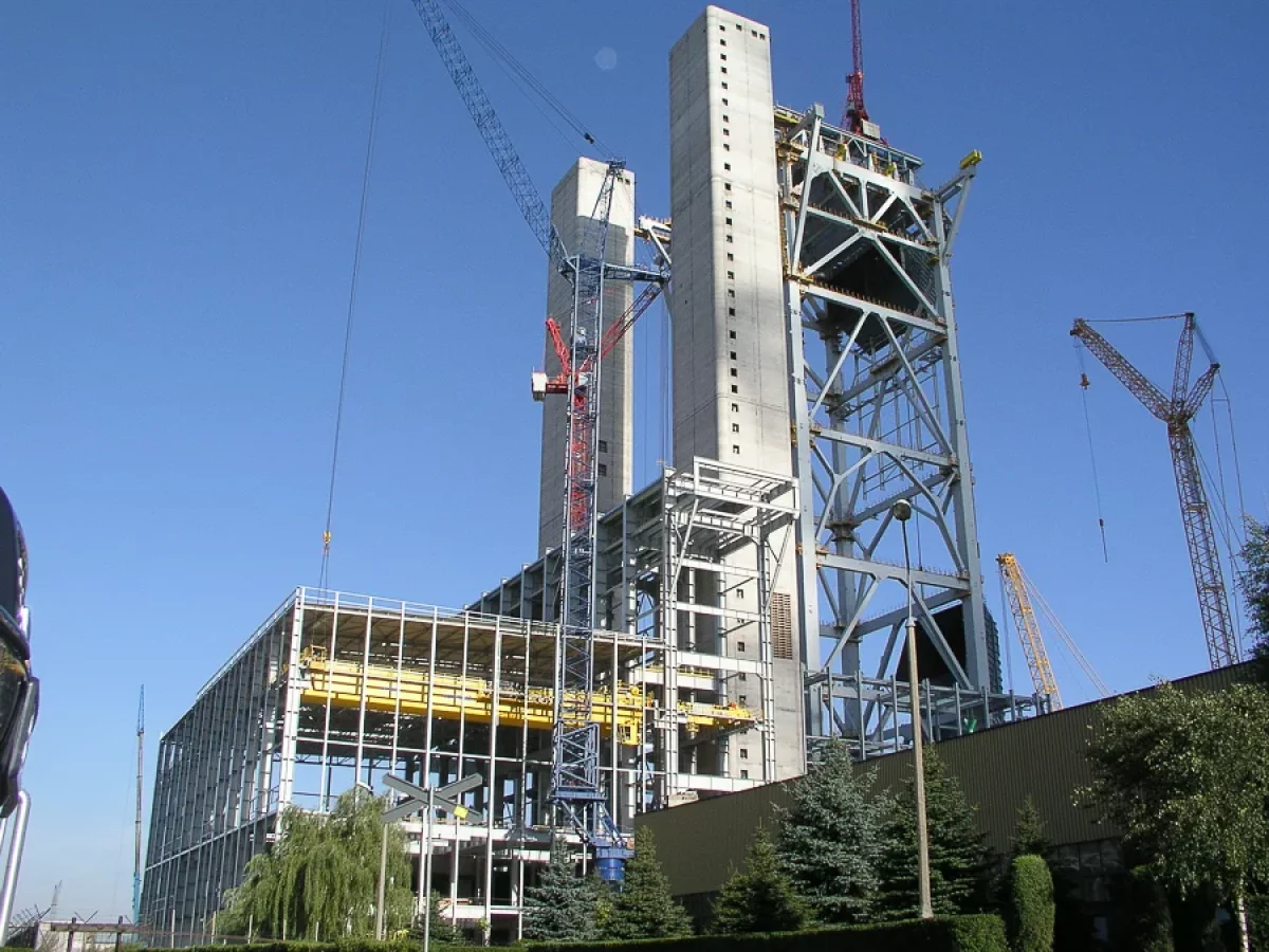 Gigantyczna inwestycja za miliard euro i plac budowy niczym wieża Babel. Prezes był... przesądny [FOTO]