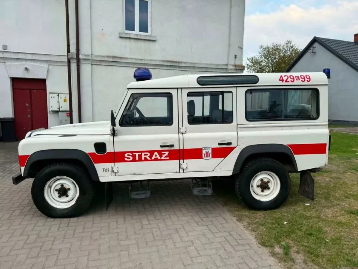Strażacki klasyk na sprzedaż. OSP w Żychlinie wystawiła terenowego Land Rovera