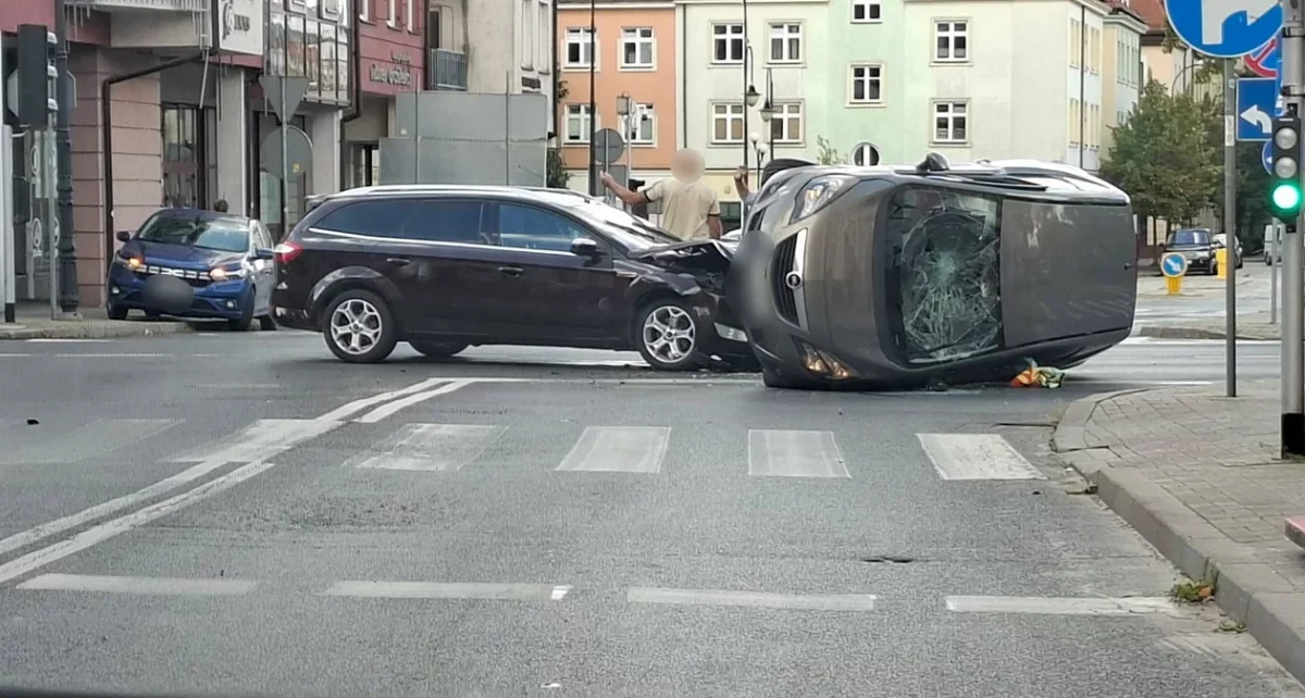 Potężny wypadek w centrum Płocka! Trwa akcja służb [ZDJĘCIA]