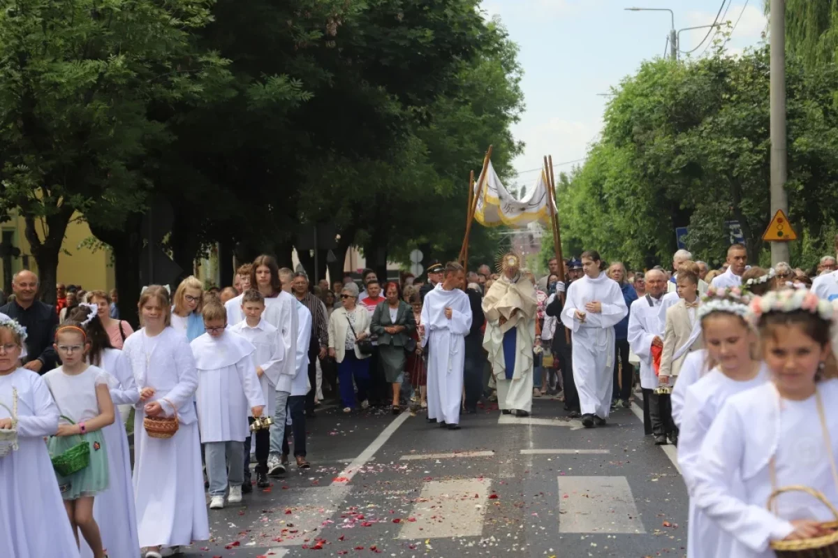 Boże Ciało w Kutnie. Setki wiernych przeszły ulicami miasta (ZDJĘCIA)