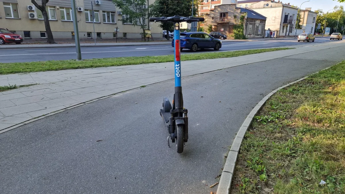 Młodzież na hulajnogach terroryzuje pieszych. Policja jest bezradna?