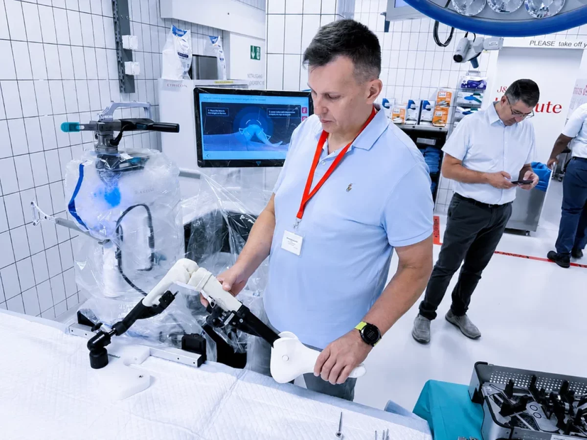 Szpital św. Trójcy kupił robota. Lekarze szkolili się w Szwajcarii