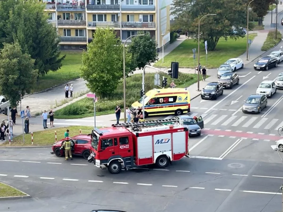 Służby w akcji na skrzyżowaniu. Rozbite auta i zablokowana droga
