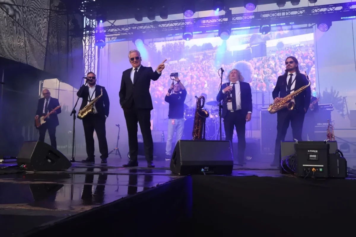 Poparzeni Kawą Trzy przegonili deszcz. Tłumy bawią się na stadionie podczas Święta Róży [ZDJĘCIA]