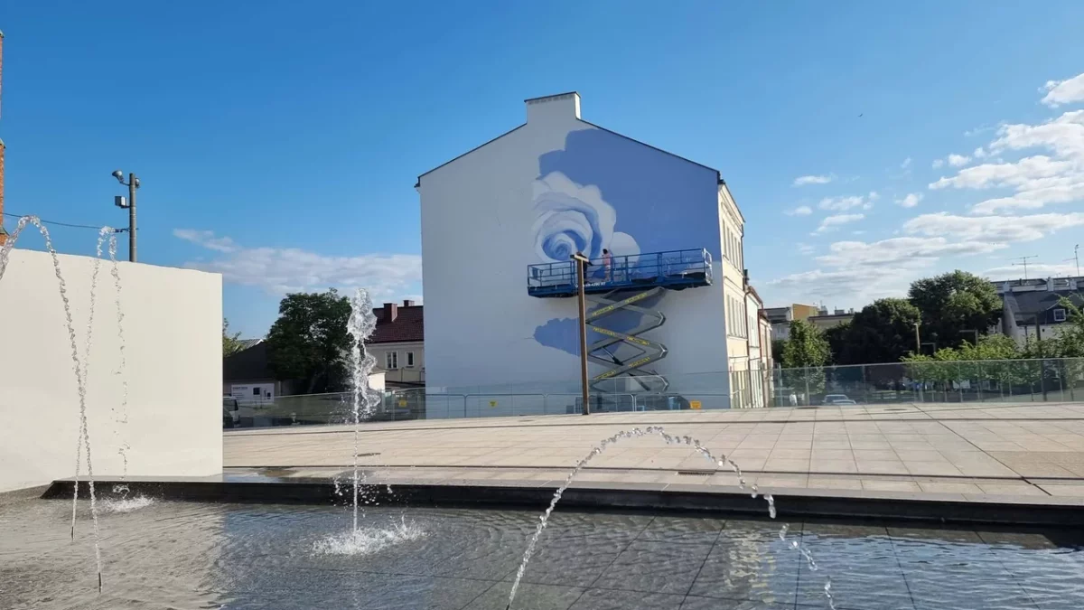 Zajrzeliśmy na Plac Wolności. Mural nabiera kształtów (ZDJĘCIA)